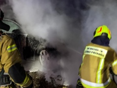 Nocna akcja strażaków w Kowalewie Sołectwie. Ogień zajął auto na placu