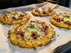 Placek ziemniaczany bez smażenia i bez mąki. Dodaj jeden składnik, a wyjdzie lepszy niż pizza