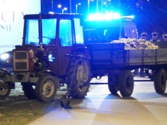Dramat w Warszawie. Dwóch 14-latków na hulajnodze wpadło pod traktor