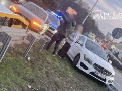 Dwie kolizje w krótkim czasie. Kierowca z dożywotnim zakazem kierowania zatrzymany przez świadków