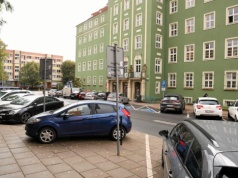 Parkowanie na chodniku? Ten szczegół decyduje, czy zapłacisz nawet 800 zł