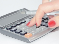 Myślała, że zwolnienie z VAT chroni ją przed KSeF. Fiskus: błąd