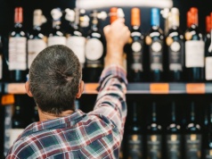 Sklepikarz znalazł lukę. Tak obchodzi zakaz sprzedaży alkoholu nocą w Warszawie