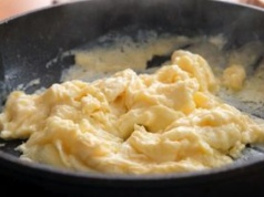 Dodaj odrobinę zimnego masła do jajecznicy. Będzie jedwabista i delikatna