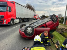 Mercedes na dachu po uderzeniu przez ciężarówkę