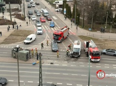 Zderzenie pojazdów w Krakowie. Pojazd saperski na boku