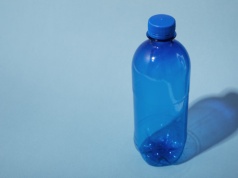 Zarabiają na tym, że nie oddajesz butelek? System kaucyjny pod ostrzałem