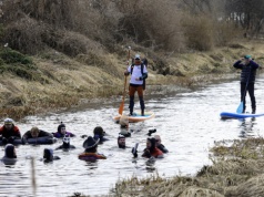 Za nami XXI Skorpenowy Spływ Łyną. Nurkowie wskoczyli do rzeki na powitanie wiosny