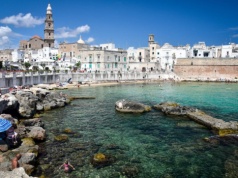 Białe uliczki i turkusowe morze. Porównują je do Santorini, ale jest haczyk