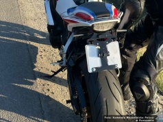 Motocyklista zamontował obrotową tablicę i… zapomniał jej odwrócić. Wpadł na policyjnej kontroli