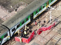 Mając słuchawki na uszach wszedł na przejście. Został potrącony przez pociąg i znalazł się pod składem