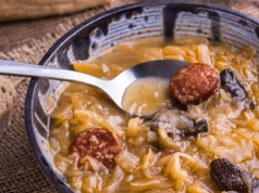 Tą zupą z kiszonej kapusty najesz się na pół dnia. Wcale nie chodzi o kapuśniak