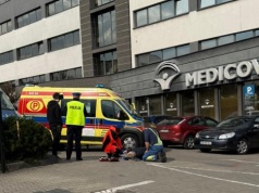 Potrącenie 80-latki na parkingu przy ul. Karpackiej. Sprawca nieprawidłowo cofał