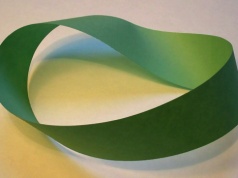 Naukowcy stworzyli cząsteczkę, w której elektrony gubią zwykłe zasady obiegu