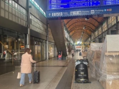 Z drogi śledzie, robot jedzie! Oto nowy "pracownik" wrocławskiego dworca