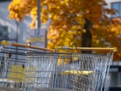 Polski rynek handlu się zmienia. Konsument premium rośnie, klasa średnia oszczędza