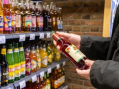 Sklep znalazł sposób na nocny zakaz sprzedaży alkoholu. Po 22:00 zmienia się w coś zupełnie innego