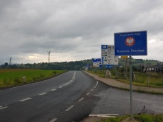 Polacy płacą więcej u sąsiada, błyskawiczna reakcja KE. "Sprzeczne z prawem"