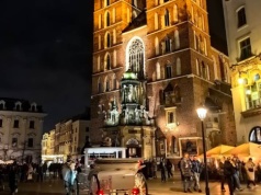 Kraków: 90-latka siedziała nocą przy Kościele Mariackim. Miała hipotermię