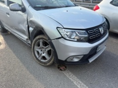 Zderzenie Dacii z Volvo na rondzie nad obwodnicą Lublina