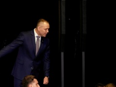 „Daj mi go” – czytamy z warg Nawrockiego, nim ruszył na dziennikarza TVN. Furia kibola? Jest gorzej