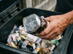 Nie do plastiku. Gdzie wyrzucić opakowanie po kawie? Każdy się myli
