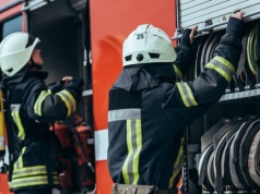 Trzy zastępy straży pożarnej gasiły pożar nieużytków w Koninie