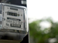 Ile zapłacimy za prąd, jeśli prezydencka ustawa wejdzie w życie? Teraz można to sprawdzić