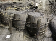 Robotnicy przypadkowo przenieśli się do XVII wieku. Te beczki pokazują realia ówczesnej Europy