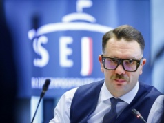 Łukasz Mejza mógł przyjąć mandaty, ale woli się chronić. Tak działa prawo