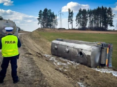 Cysterna z mlekiem w rowie. Kierowca miał prawie 3 promile