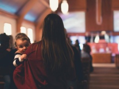 Słowa księdza w konfesjonale przeraziły matkę. Kościół nie stara się zatrzymać wiernych