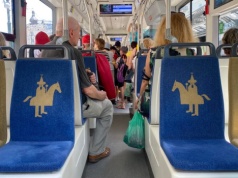 Na Rondzie Grzegórzeckim stanęły tramwaje. Oczekiwanie na karetkę