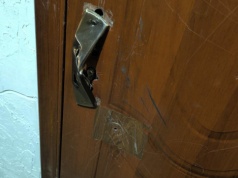 Kłodzko: dwie kobiety szukające zemsty zniszczyły drzwi i porobiły na nich napisy, ale pomyliły adres