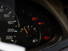 Wielu jedzie dalej mimo tej kontrolki. To najdroższy błąd, lepiej się zatrzymaj