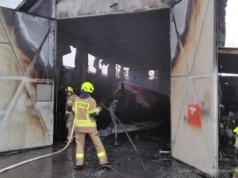 Pożar garażu i poparzony właściciel. W środku były butle z gazami