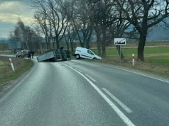 Podgórzyn - reklama na przyczepce przewróciła się na bok. Droga całkowicie zablokowana