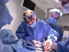 Chirurgia została zdominowana przez mężczyzn. Szpital Uniwersytecki w niezwykły sposób pokazuje jej żeńską twarz