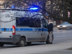 Bulwersujące sceny na przystanku na oczach dziewczynki. Mężczyzna robił okropne rzeczy przed dziećmi