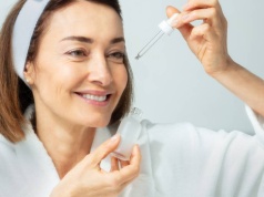 To serum z mikroigiełkami zwalcza oznaki starzenia! Zmarszczki i plamki starcze nie mają szans