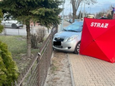 Tragiczne zdarzenie w Dęblinie. 73-latka zmarła po uderzeniu w ogrodzenie komisariatu