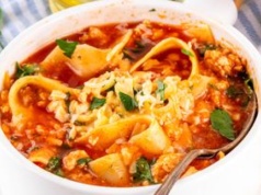 Nie marnuj czasu na pieczenie. Ta zupa smakuje jak najlepsza lazania