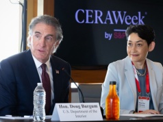 Miliard dolarów z farm wiatrowych na LNG. Nowa umowa USA i TotelEnergies