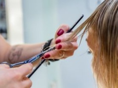 Ta fryzura naprawdę odmładza. Nonszalancka grzywka odejmuje lat