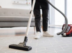 Odkurzacz pionowy czy tradycyjny? Rzetelne porównanie mocy i wygody