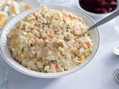 Jak długo może stać sałatka jarzynowa? Większość z nas przekracza termin