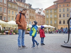 Coraz więcej ojców na urlopach. Rachunek jednak i tak płacą kobiety