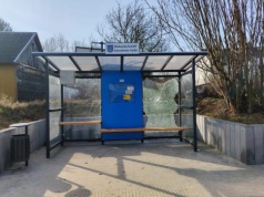 Akty wandalizmu w gminie Kunów. Chuligani zdewastowali wiatę przystankową