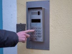 Nowi oszuści na osiedlach. Nikogo nie wypuszczaj na "kontrolę bezpieczeństwa"