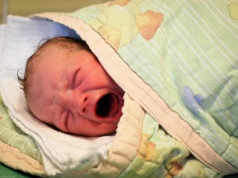 ZUS płaci ojcu po porodzie. Jeden warunek decyduje o wszystkim. O co chodzi?